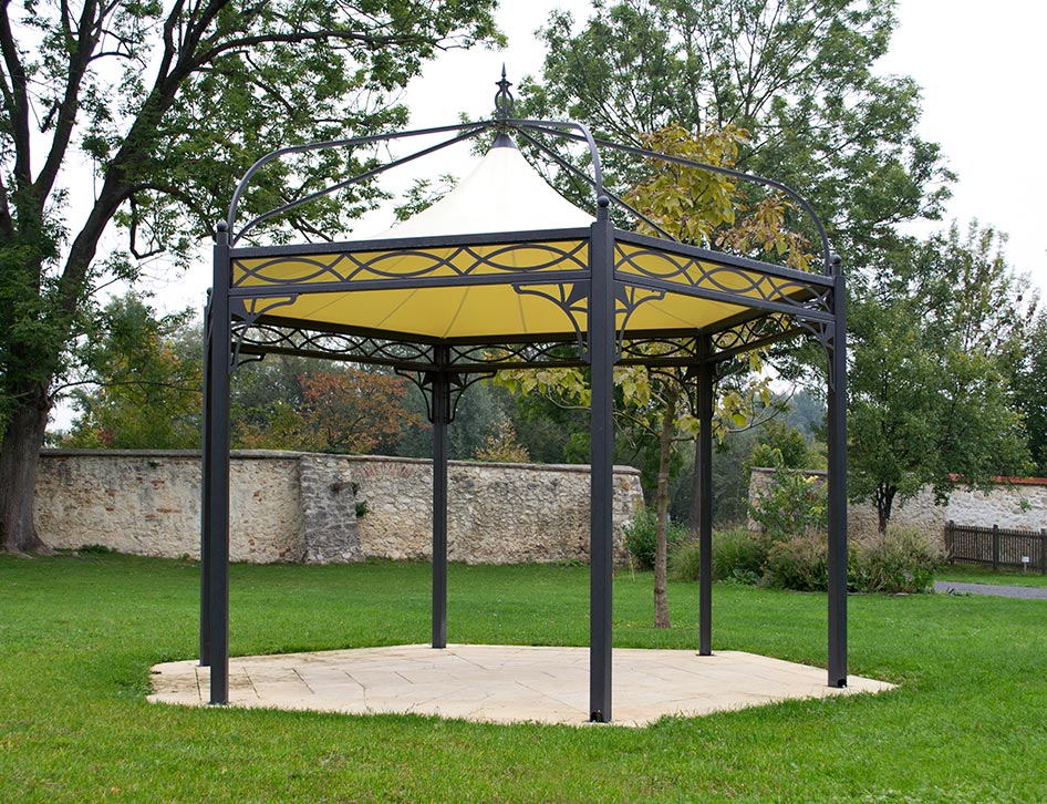 Ein exklusiver sechseckiger Pavillon in einer Parkanlage.