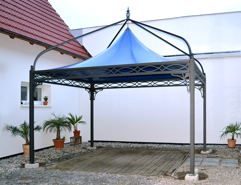 Wetterfester Garten-Pavillon mit königsblauem, wetterfestem Dach.