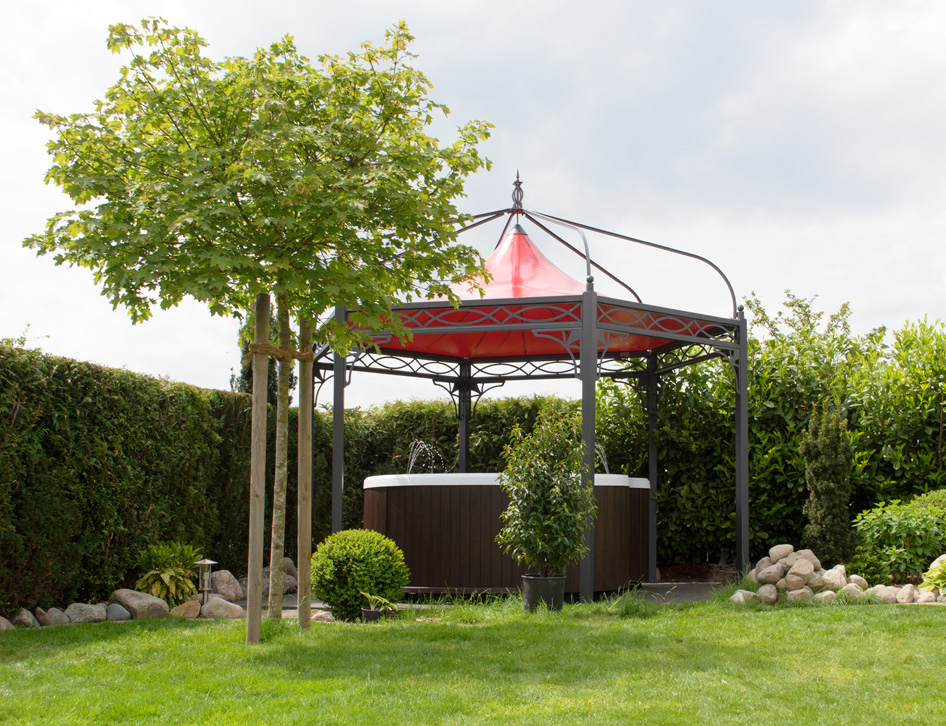 Luxus Gartenpavillon mit rotem Dach.