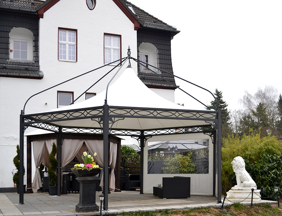 Sechseckiger Luxus-Pavillon aus Metall.