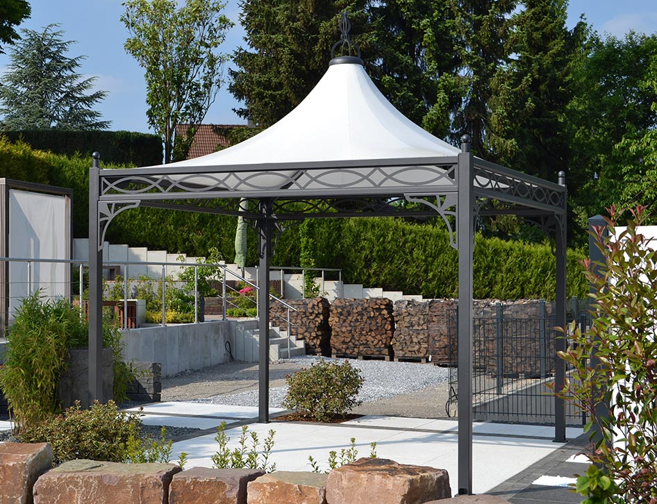 Gartenpavillon 3x3 mit Metall-Gestell und festem Dach.