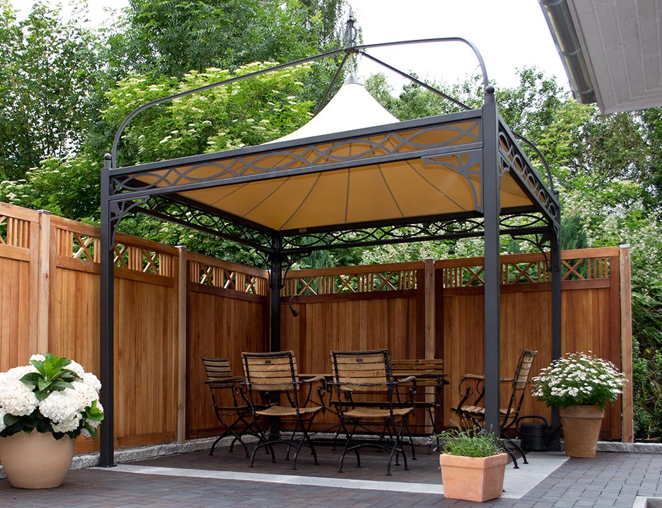Gartenpavillon aus Metall mit festem, wasserdichtem Dach.